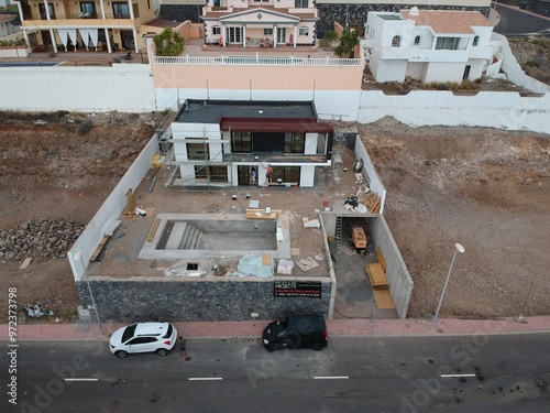 La construcción de una vivienda con estructura de madera es rápida, sostenible y eficiente. Ofrece flexibilidad en el diseño, excelente aislamiento térmico y una menor huella ambiental. photo