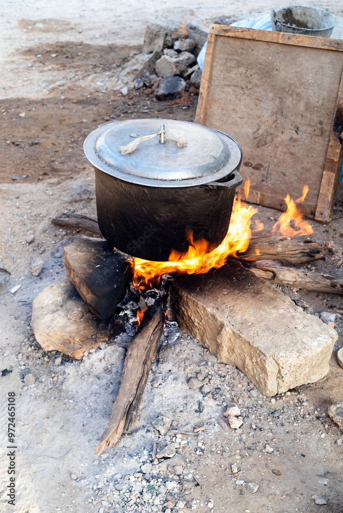 le café Touba aux épices préparé dans la rue dans une marmite pour la rupture du jeûne pendant le ramadan musulman à Dakar au Sénégal en Afrique de l'Ouest le café Touba aux épices préparé dans la rue dans une marmite pour la rupture du jeûne pendant le ramadan musulman à Dakar au Sénégal en Afrique de l'Ouest