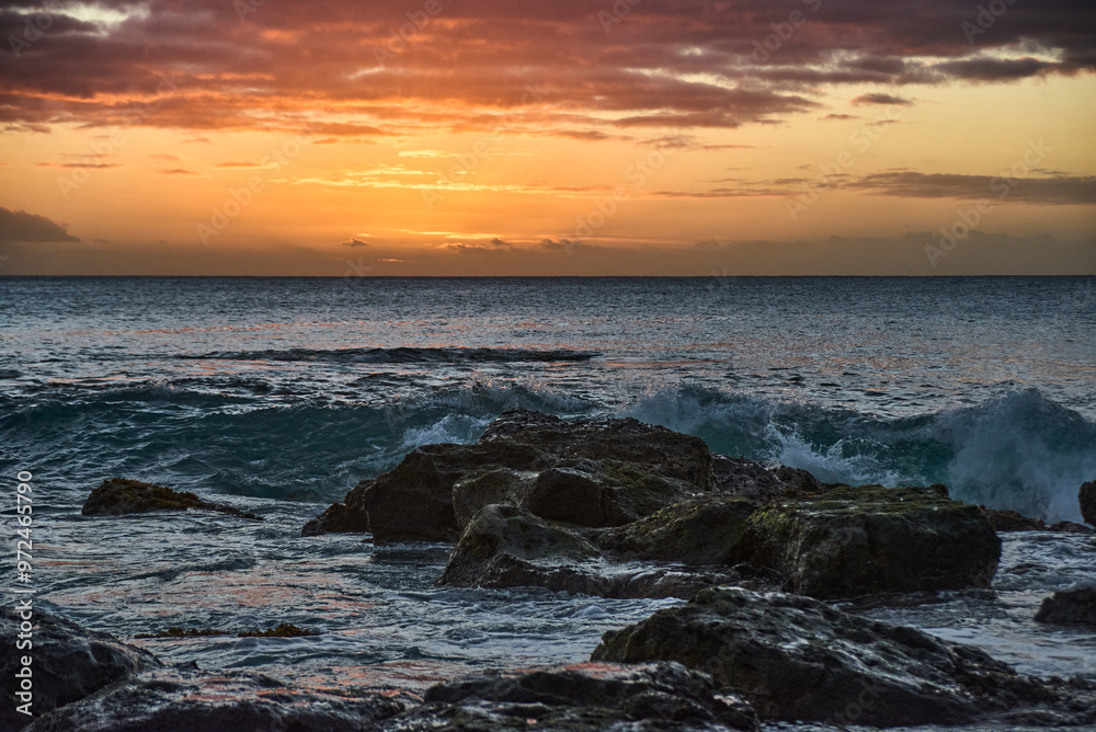 Obraz premium Beautiful sunset over the ocean