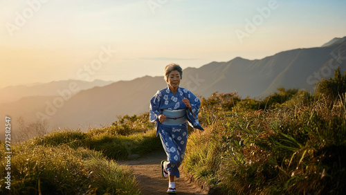 山を走るお婆さん