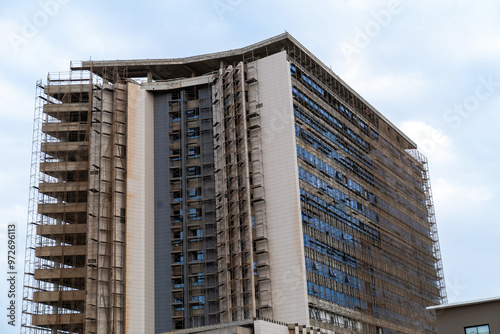 un bâtiment en construction dans la ville de Dakar au Sénégal en Afrique de l'ouest photo