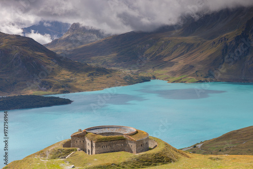 le Fort de Ronce avec le Lac du Mont-Cenis en arrière plan