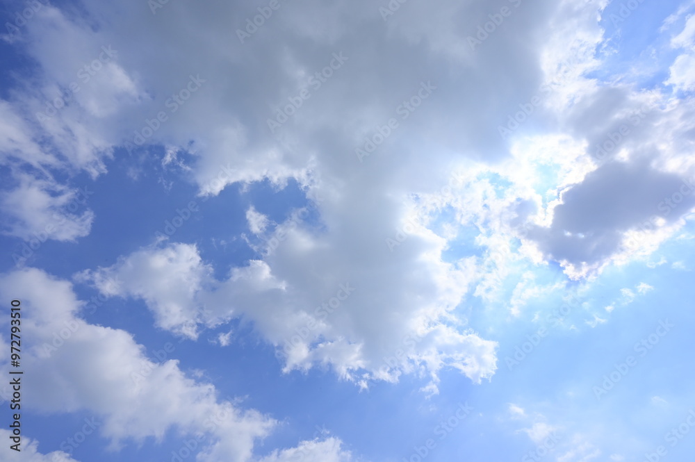 美しい真昼の青空