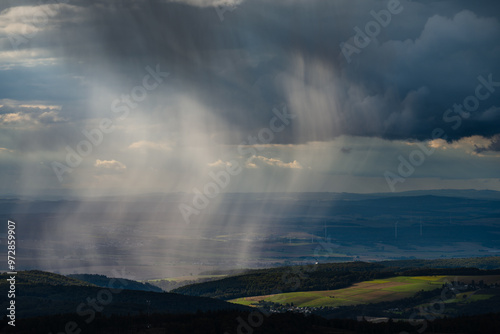 Regenschauer ziehen über das Rhein-Main-Gebiet. Aufnahme Großen Feldberg, Sep. 2024