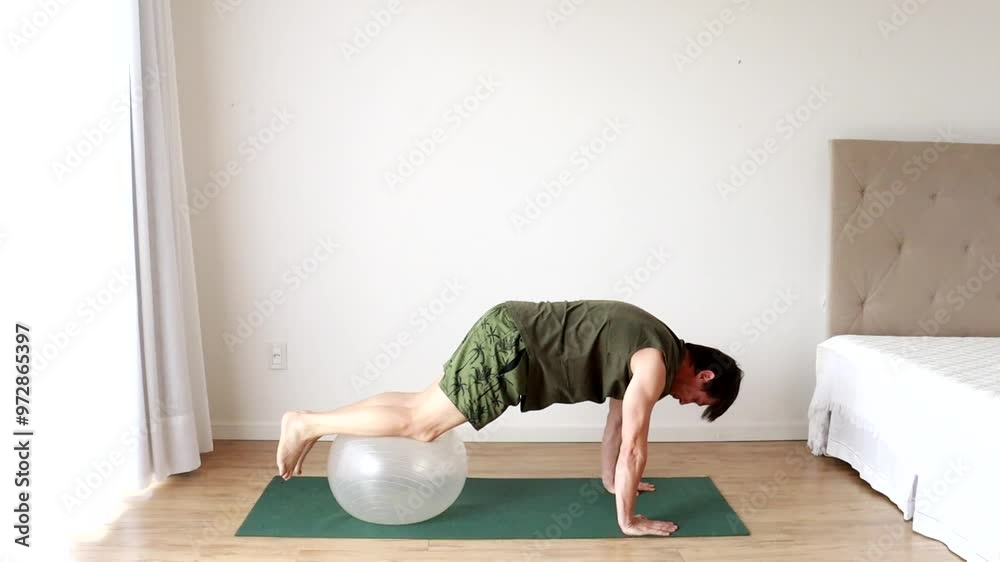 homem faz exercicios fisícos e alongamentos com bola de pilates 