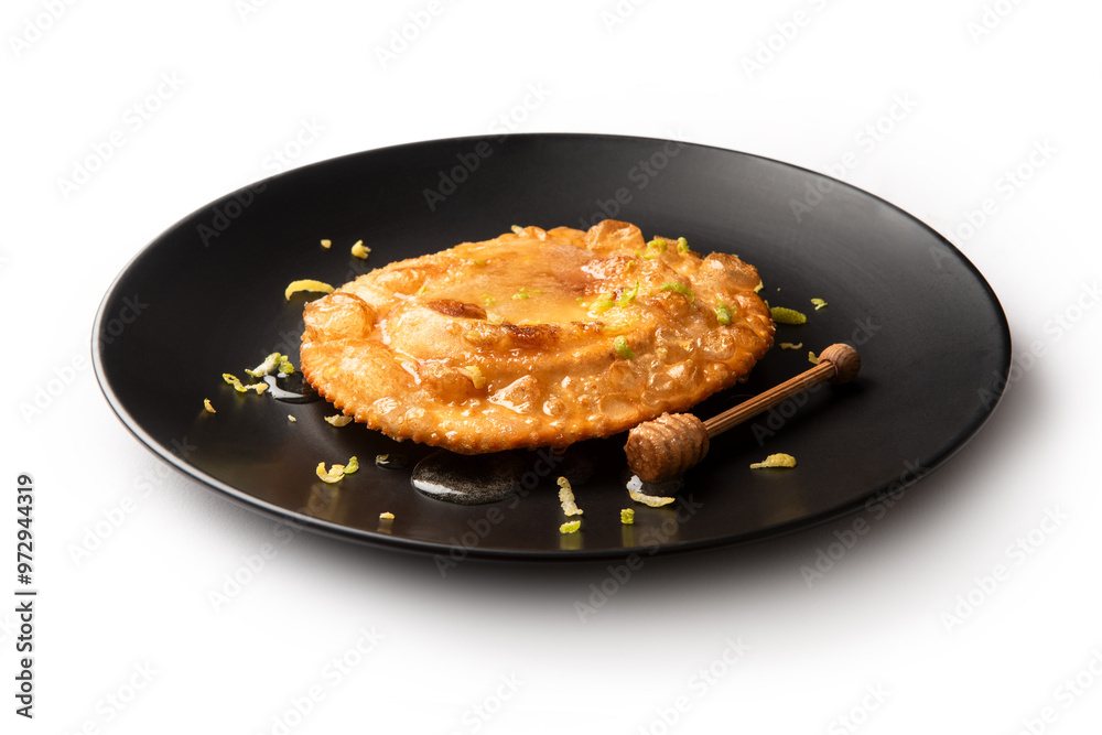Seada al miele, tipico dolce fritto della tradizione Sarda ripieno di pecorino e condito con miele, cibo italiano Seada al miele, tipico dolce fritto della tradizione Sarda ripieno di pecorino e condito con miele, cibo italiano