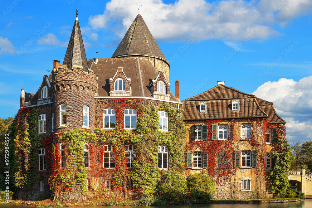 Naklejka premium Linnep Castle is a water castle south-southeast of the Ratinger district Breitscheid. Germany.