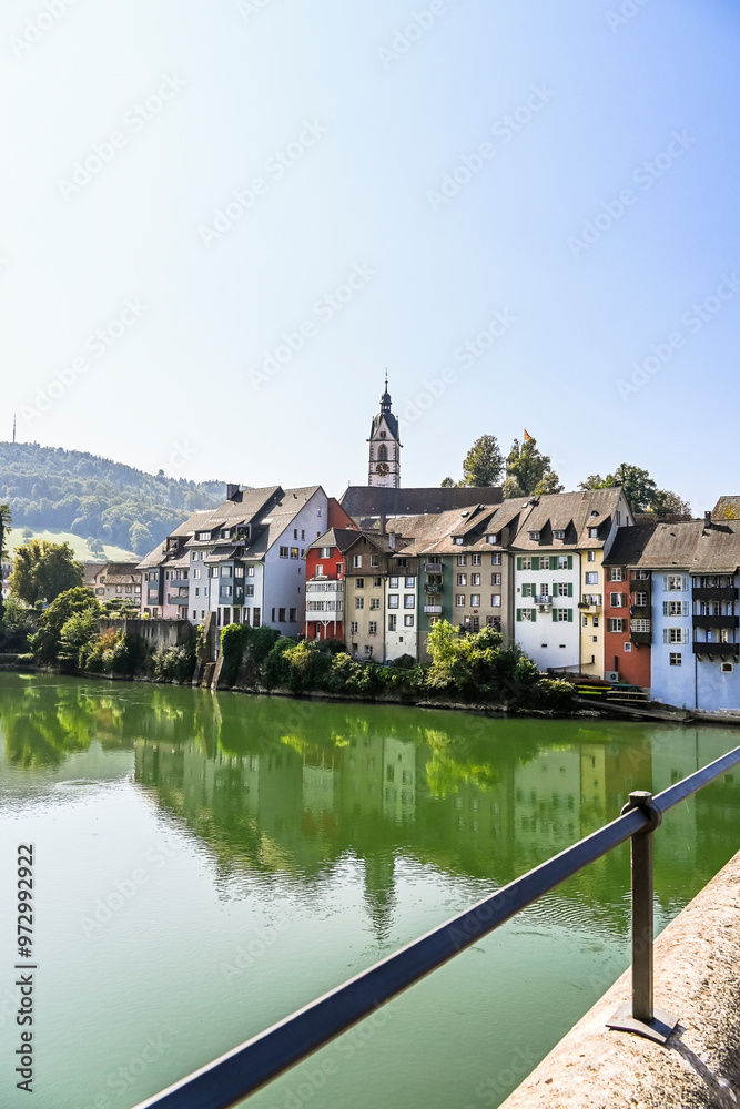 Obraz premium Laufenburg, Schlossberg, Kirche, St. Johann, Altstadt, Altstadthäuser, Rhein, Rheinufer, Uferweg, Ruine, Laufenbrücke, Sommer, Sommertag, Schweiz