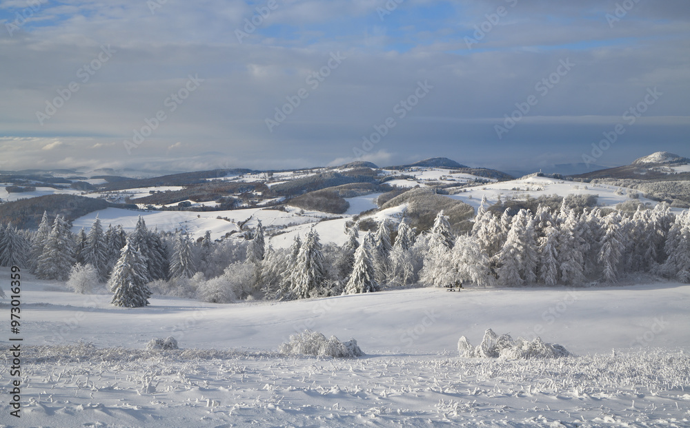 Eine wunderschöne Winterlandschaft in den Bergen mit frischen Neuschnee , mit einer weiten Aussicht bei schönen Wetter Eine wunderschöne Winterlandschaft in den Bergen mit frischen Neuschnee , mit einer weiten Aussicht bei schönen Wetter