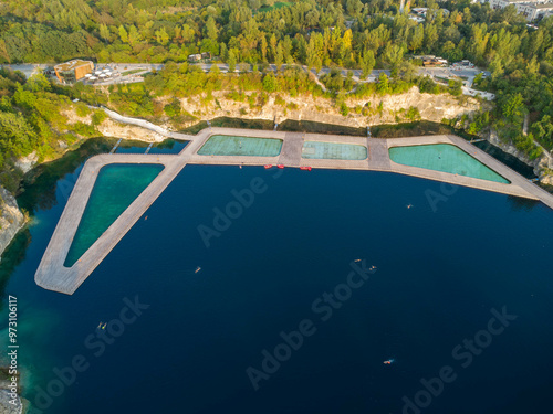 Zalew Zakrzówek, skałki Twardowskiego, Kraków, widok z góry, dronem