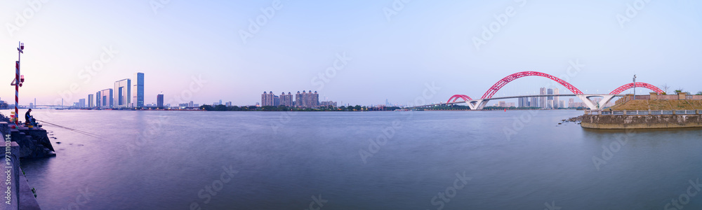 Obraz premium Guangzhou Pearl River Red Bridge and Riverside City Tall Buildings