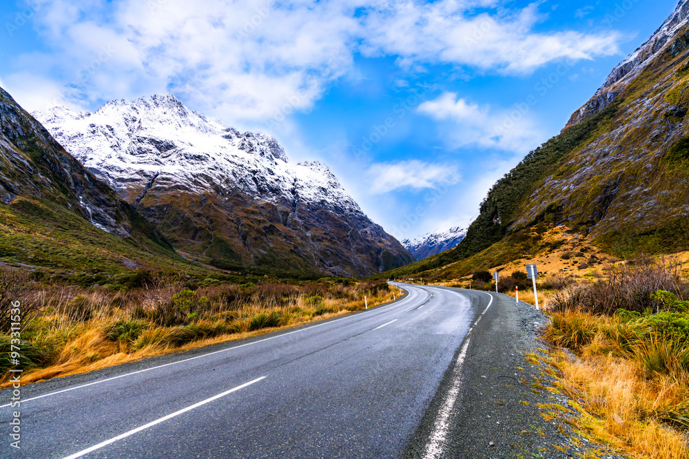 Naklejka premium Amazing roads with snow capped mountains in the background