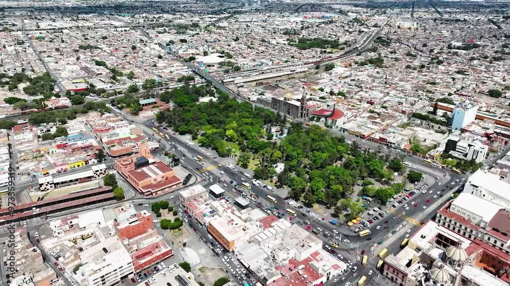 Recorrido visual aéreo de un paisaje urbano en San Luis Potosí, México. Recorrido visual aéreo de un paisaje urbano en San Luis Potosí, México.