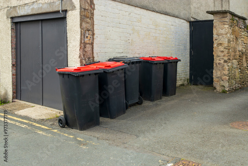 Εκτύπωση καμβά UK waste wheelie wheeled bin stored along roadside with double yellow lines and