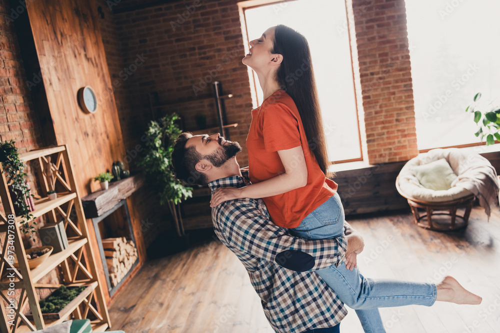 Φωτογραφία Photo of attractive cheerful married young couple husband hold wife spending fre