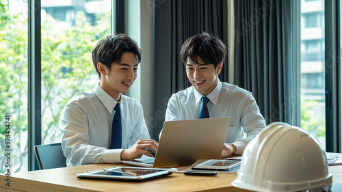 オフィスで働く日本人ビジネスマン