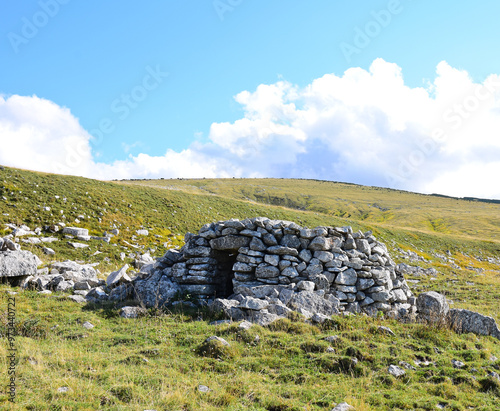 rovine di antica capanna rurale per la pastorizia, capanna  costruita con pietre a secco, tholos in abruzzo italia  photo