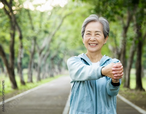 準備運動するシニア女性 photo