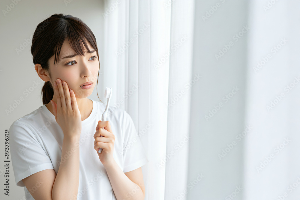歯痛に悩む若い日本人女性 歯痛に悩む若い日本人女性