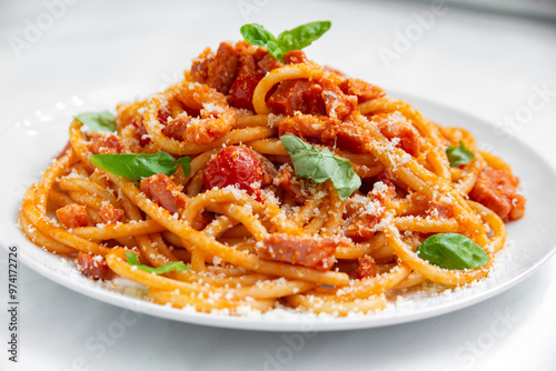 Primo piano di deliziosi bucatini all'amatriciana, ricetta tradizionale di pasta della cucina romana, cibo italiano  photo