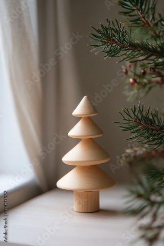 Sapin en bois naturel à trois niveaux avec branches décoratives photo