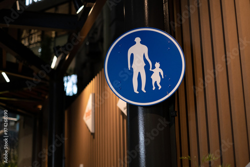 Obraz na płótnie Parent and child crossing street symbol w salonie