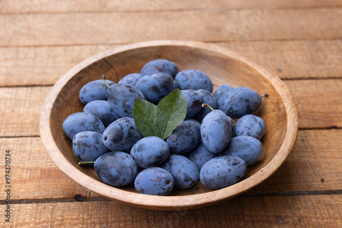 Frisch geerntete Ökologische Zwetschgen in einer Holzschale