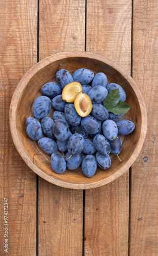 Frisch geerntete Ökologische Zwetschgen in einer Holzschale