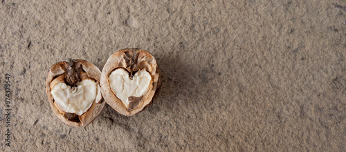 Frische Geöffnete Walnuss in Herzfrom