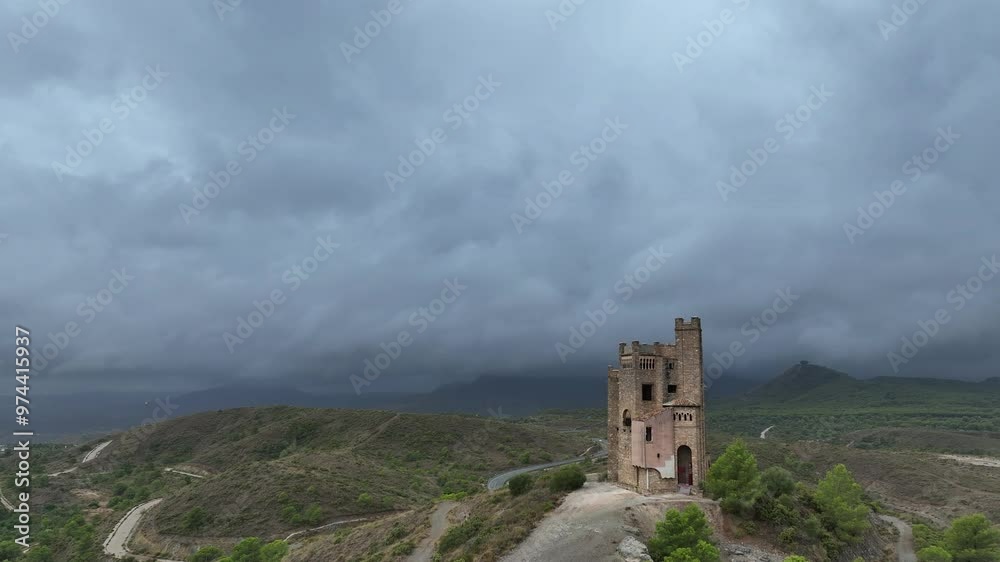 El Castillo de la Mota en Alhaurín el Grande en un día oscuro de lluvia El Castillo de la Mota en Alhaurín el Grande en un día oscuro de lluvia