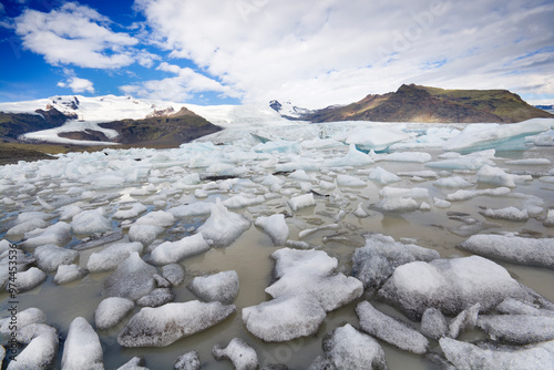 Icebergs on a glacier lake ...
