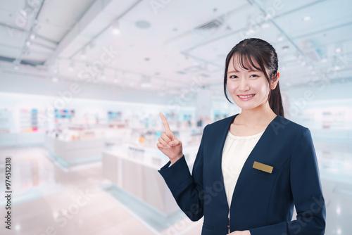 Free Download 化粧品店で働く若い女性 - GFXLoad