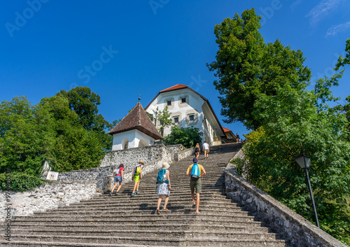 Urlaub in Slowenien, Bled: der Bleder See mit Ausflugsziel Insel, Blejski Otok, die 99 Stufen Steintreppe zur Kirche photo