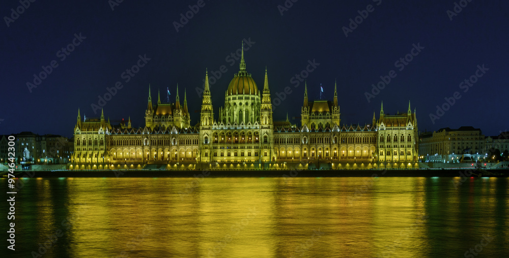 Fototapeta premium Hungarian Parliament Building at Night