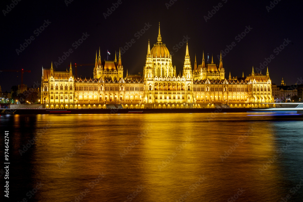 Naklejka premium Hungarian Parliament Building at Night
