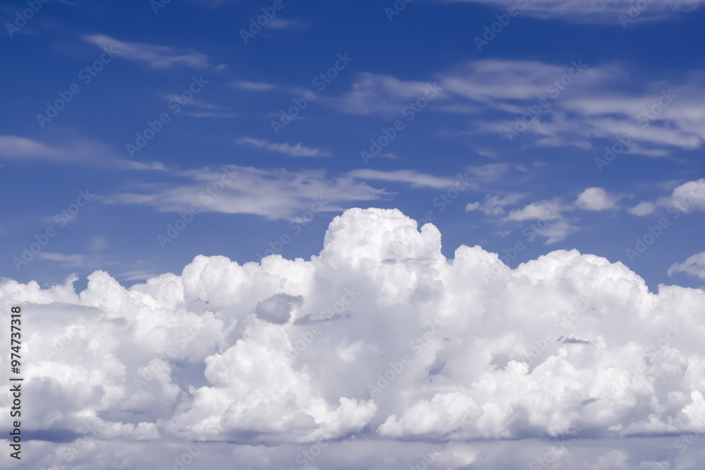 Obraz premium Cumulus Cloudscape Over Madrid - A Serene Sky