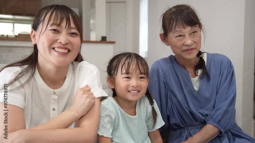 テレビを観る家族 テレビを観る家族