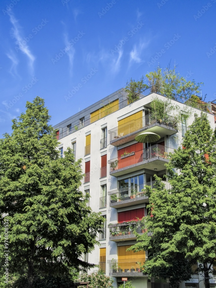 berlin, deutschland - modernes wohnhaus mit dachgarten