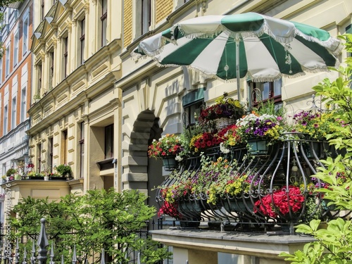 Obraz na płótnie berlin, deutschland - balkonbepflanzung an einem haus in friedrichshagen w salonie