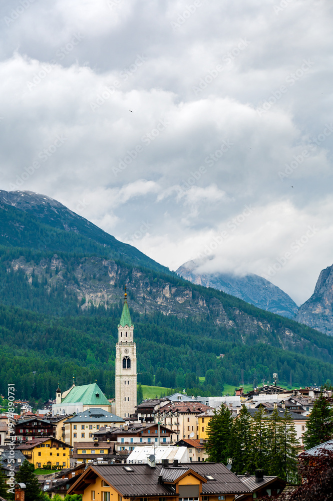 Fototapeta premium A panoramic view of the picturesque town of Cortina d'Ampezzo, nestled in the heart of the Dolomites. Majestic mountains rise in the background, offering a stunning natural backdrop.