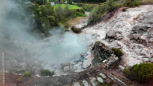 Video showing the Caldeira de Asmodeu, a pond with boiling water in the center of Furnas photo