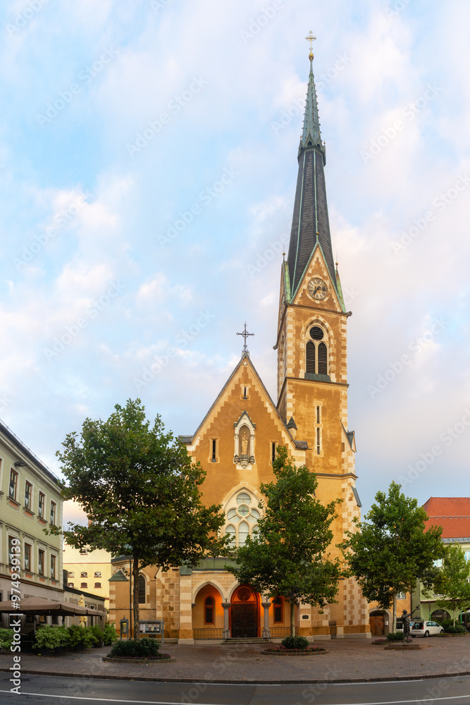 Obraz premium Nikolaikirche Katholische Kirche in Rosa bei Sonnenuntergang in Villach in Kärnten Österreich
