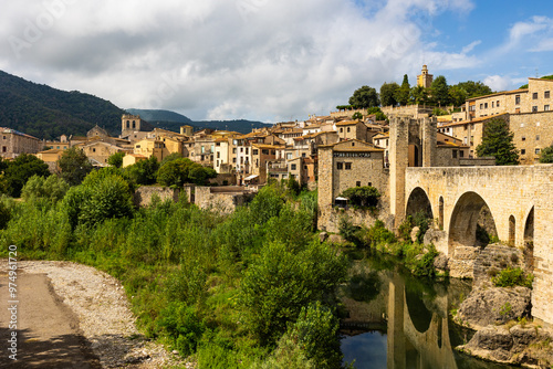 Village médiéval de Besalú en Espagne dominé par château comtal depuis le pont fortifié sur le fleuve Fluvià