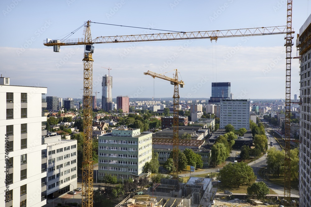 Budowa nowoczesnych apartamentowców w centrum miasta, plac budowy. Budowa nowoczesnych apartamentowców w centrum miasta, plac budowy.