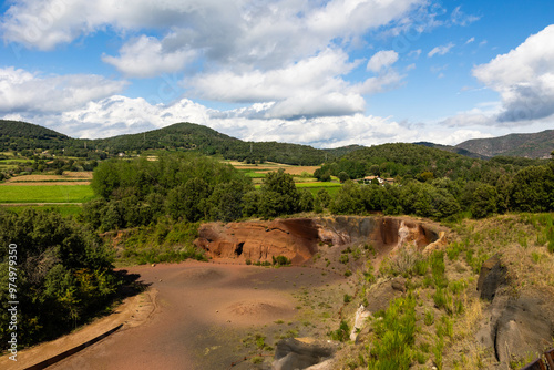 Anciens fronts d’exploitation de la carrière du volcan du Croscat, dans le parc naturel de zone volcanique de la Garrotxa, en Espagne photo