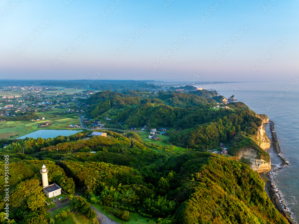 夜明けの太東埼灯台※奥は九十九里浜方向(千葉県いすみ市) 夜明けの太東埼灯台※奥は九十九里浜方向(千葉県いすみ市)