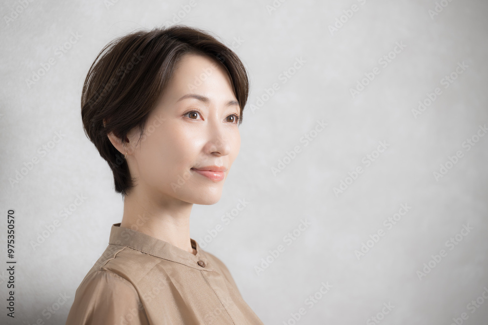 美容やビジネスイメージに使いやすい美人な女性の見つめる笑顔 美容やビジネスイメージに使いやすい美人な女性の見つめる笑顔