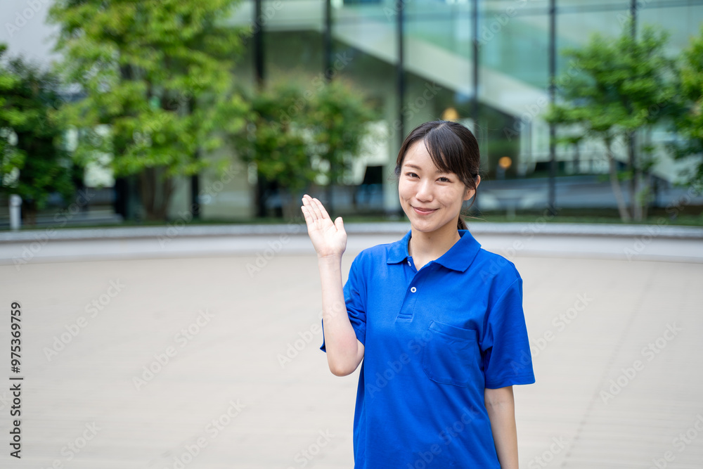 Obraz premium 手で案内をする女性介護施設スタッフ