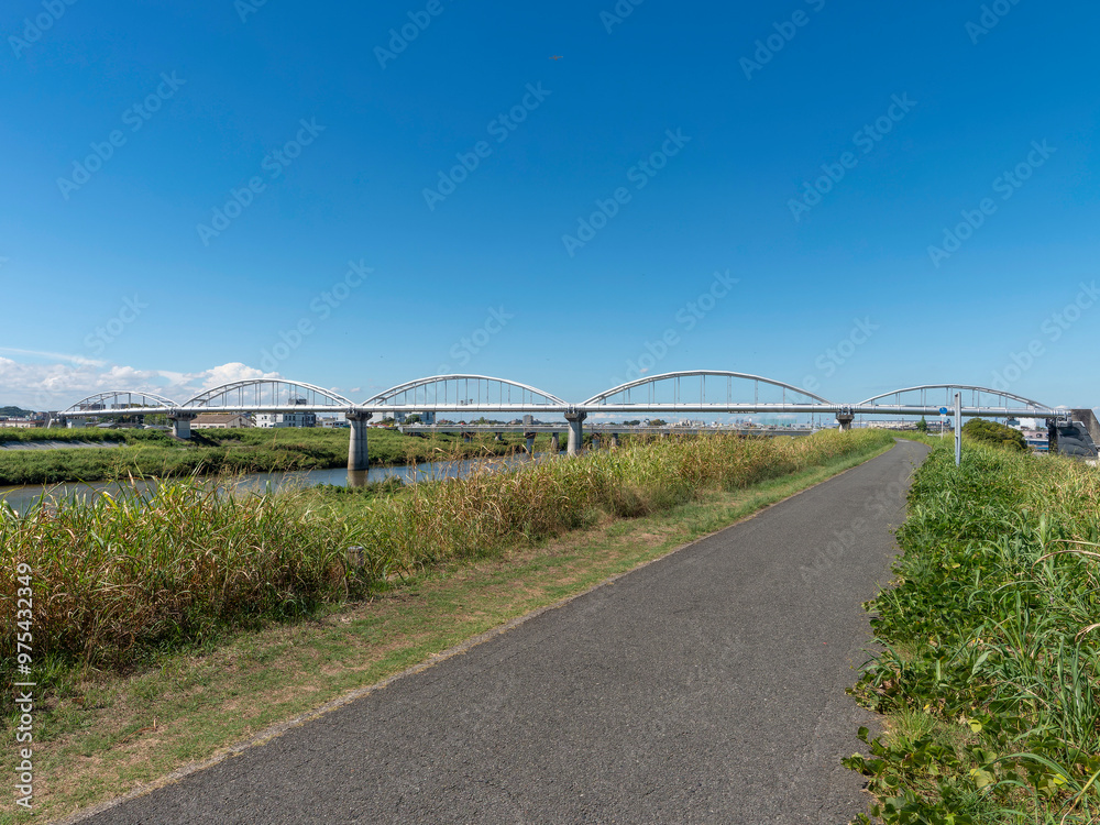 Fototapeta premium 大和川リバーサイドサイクルライン沿いの景色
