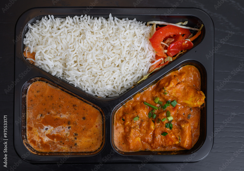 Catering zamówienie w pudełku z indyjskiej restauracji, ryż mięso i sos Catering zamówienie w pudełku z indyjskiej restauracji, ryż mięso i sos